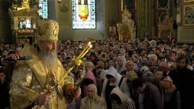 Толпа верующих без масок и дистанции: Онуфрий в Харькове устроил литургию