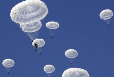 Авиационные спасатели отработали точность прыжков с парашютом в Ленобласти