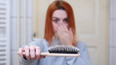 Россиянам объяснили основные причины выпадения волос