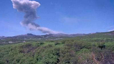 На Курилах проснулся вулкан Эбеко и выбросил столб пепла на высоту 2,3 км