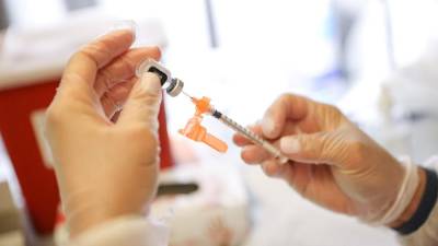 Пожилой японке по ошибке ввели две дозы вакцины от COVID-19 за сутки