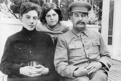 Василий Джугашвили: что случилось с младшим сыном Сталина