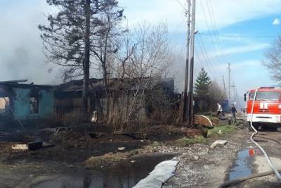 Огонь с горящей травы перекинулся на дома в Иркутской области