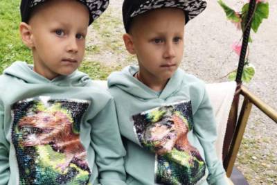 Жителей Томска просят помочь пятилетним близнецам с аутизмом