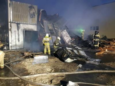Более 20 человек тушили пожар на пилораме в Томске: фото