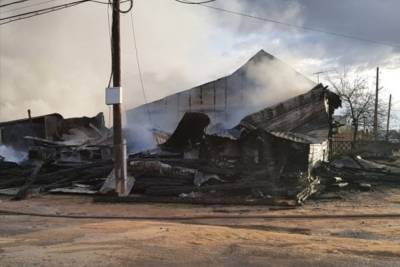 В Бурятии ночью подожгли магазин и склад техники