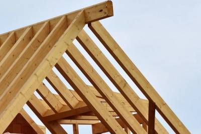 Дефицит древесины для строительства домов возник в России