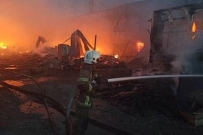 В Екатеринбурге крупный пожар уничтожил 16 построек, 2 гаража и пилораму