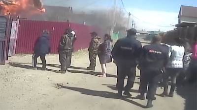 Полицейские спасли ребенка из горящего дома в Чите