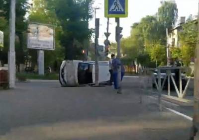 В центре Рязани перевернулось такси, серьезно пострадал 21-летний пассажир