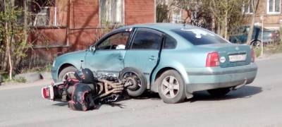 В Петрозаводске мотоциклист врезался в «легковушку» (ФИДЕО)