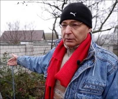 Пенсионера МВД оштрафовали за красную полосу на белом заборе