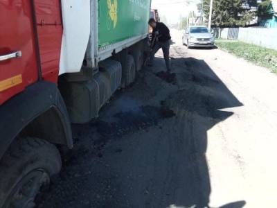 «Утонула на ходу»: в кузбасском городе на дороге провалилась машина