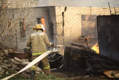 Под Волгоградом спасатели тушили два частных дома