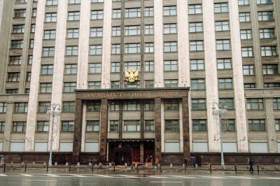 В Москве сильный ветер сдул название со здания Госдумы