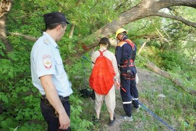 В Уфе 13-летняя девочка застряла на крутом склоне