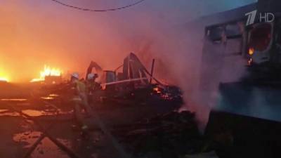 Быстрое распространение огня под Екатеринбургом удалось остановить только благодаря пожарным и усилиям жителей