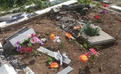 Террористы "ЛНР" танком уничтожили кладбище на Донбассе