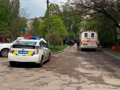 В Чернигове во время выезда на вызов полицейский выстрелил в мужчину, который напал с ножами. От ранения тот умер