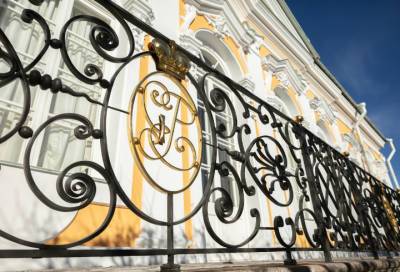 При реставрации Екатерининского корпуса в Петергофе найден исторический «растреллиевский» цвет