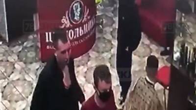 Трое в масках избили администратора салона красоты в Мурино