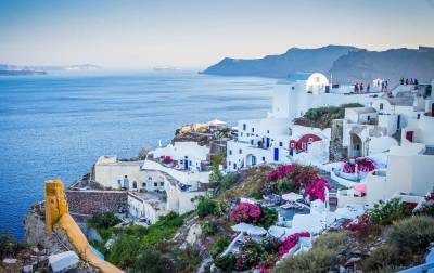 Греция открывает границы для вакцинированных "Спутником V" туристов