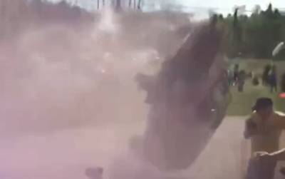 Видео: зрители едва не погибли из-за ужасной аварии на ралли в Ленобласти