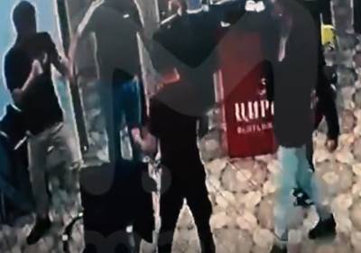 Видео: трое в масках и с пистолетом напали на цирюльню в Мурино