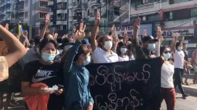 В Мьянме продолжаются ожесточенные столкновения военных и митингующих