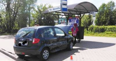 Авто влетело в остановку в Курске, пострадали четыре человека