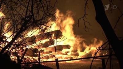 В Екатеринбурге сильный ветер осложнял тушение пожара, который возник на пилораме