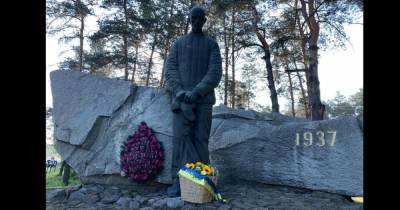 Владимир Зеленский почтил память жертв политических репрессий (фото)