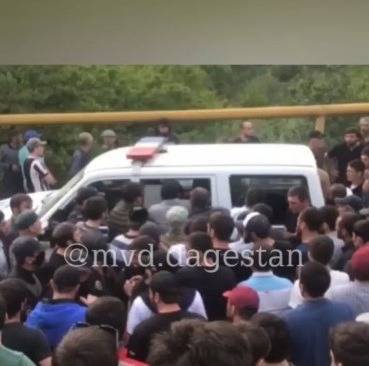 В Дагестане 200 человек пытались отбить нарушителя у полиции
