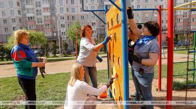 ФОТОФАКТ: БСЖ проводит акцию по наведению порядка на детских площадках и дворовых территориях