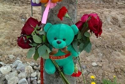 В Торжке люди несут цветы к месту гибели 4-летней девочки