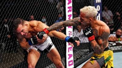 Молниеносная атака: как Оливейра нокаутировал Чендлера и завладел поясом Нурмагомедова в лёгком весе UFC