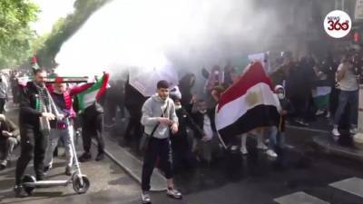 В Париже против демонстрантов применили водометы и слезоточивый газ