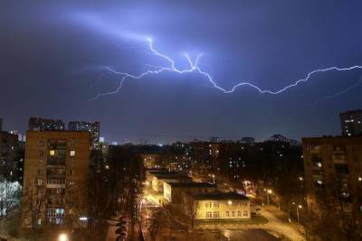 Сотрудники МЧС предупредили москвичей о ливне, грозе и граде до конца воскресенья