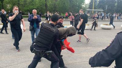 На акции с участием депутата Госдумы Рашкина у здания МГУ начались задержания