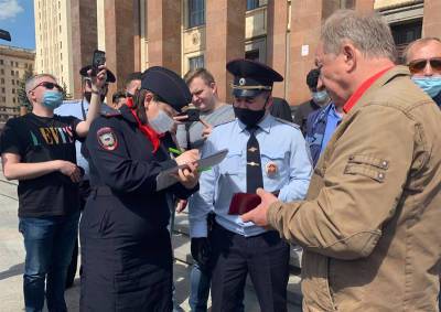 Депутат Валерий Рашкин на акции против просветительской деятельности получил предостережение от полиции