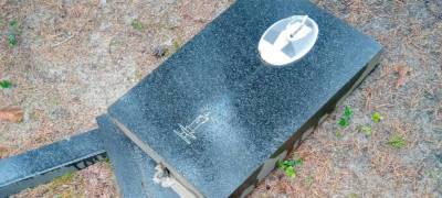 «Нелюди! Бог вам судья!»: в Карелии вандалы устроили массовый погром на кладбище (ФОТО)