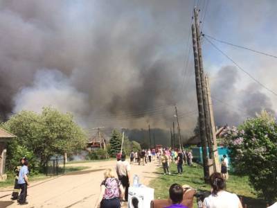 ЧП в Майне: горят пять домов и поддоны с опилками на территории бывшего Лесокомбината