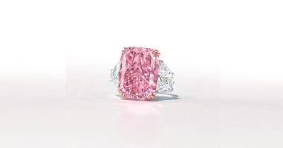 Редкий розовый бриллиант "Сакура" могут продать на аукционе за $38 млн - ren.tv - Гонконг