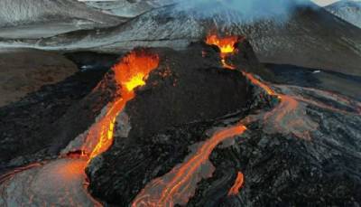 Самая "горячая" земля в стране: в Исландии на продажу выставили участок с действующим вулканом