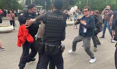 Полиция начала задержания протестующих против закона о просветительской деятельности