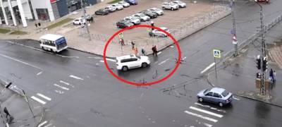 В Петрозаводске белый внедорожник едва не снёс пешеходов (ВИДЕО)