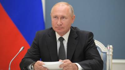 Путин призвал бережно хранить имена национальных героев