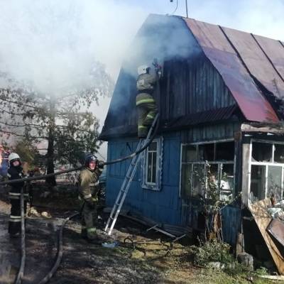 Садовые дома загорелись под Екатеринбургом