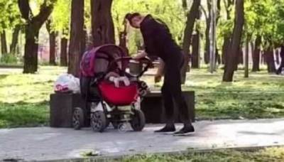 В Одесском сквере мама под кайфом выгуливала младенца в коляске