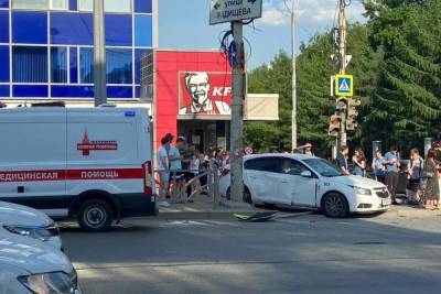 В Екатеринбурге иномарку выбросило на тротуар: пострадали минимум двое